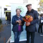 Vizeobmann Herbert Eisen überreicht Frau Rosi Schelling einen Blumenstrauß