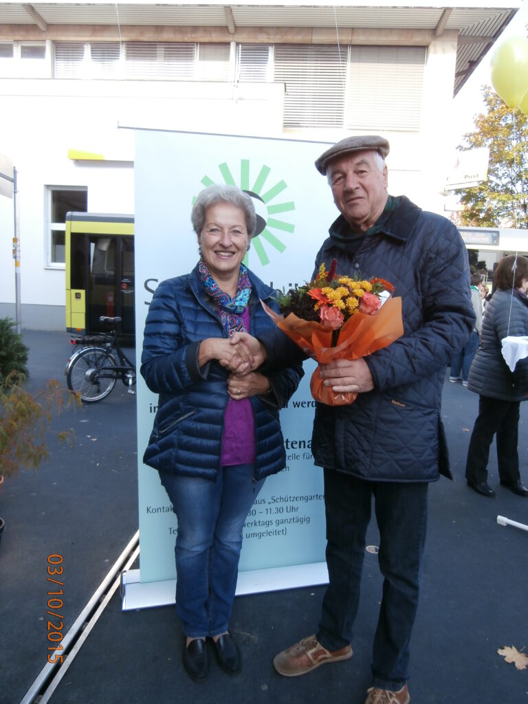 Vizeobmann Herbert Eisen überreicht Frau Rosi Schelling einen Blumenstrauß